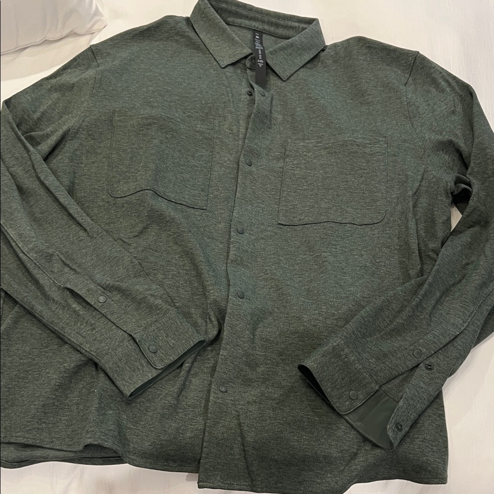 Vuori Men's Button-Down Shirt in Heathered Green